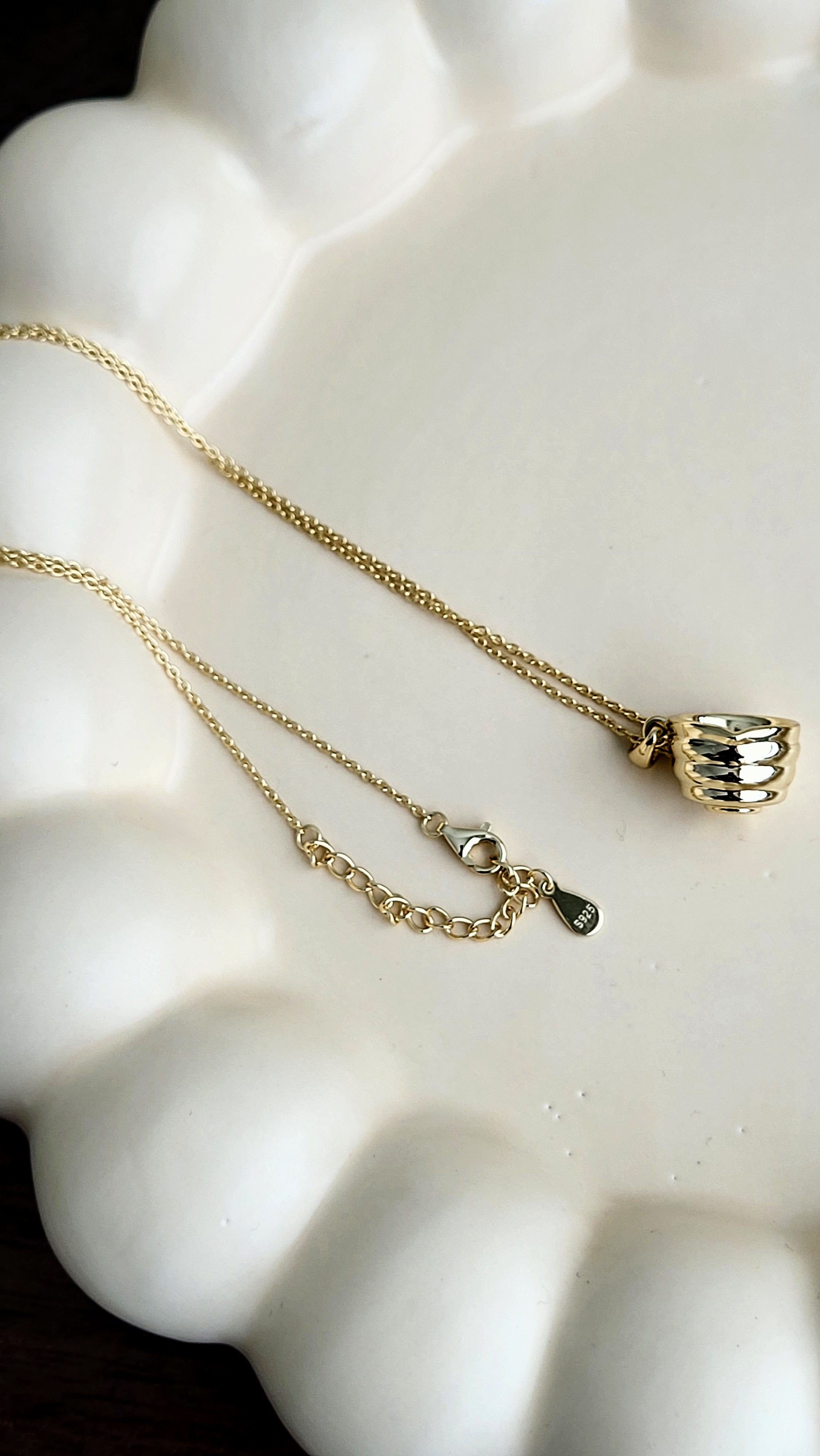 The Sui Matcha Bowl with Spout Necklace in Gold