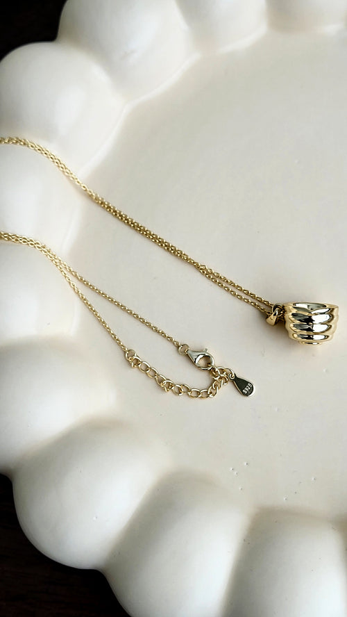 The Sui Matcha Bowl with Spout Necklace in Gold