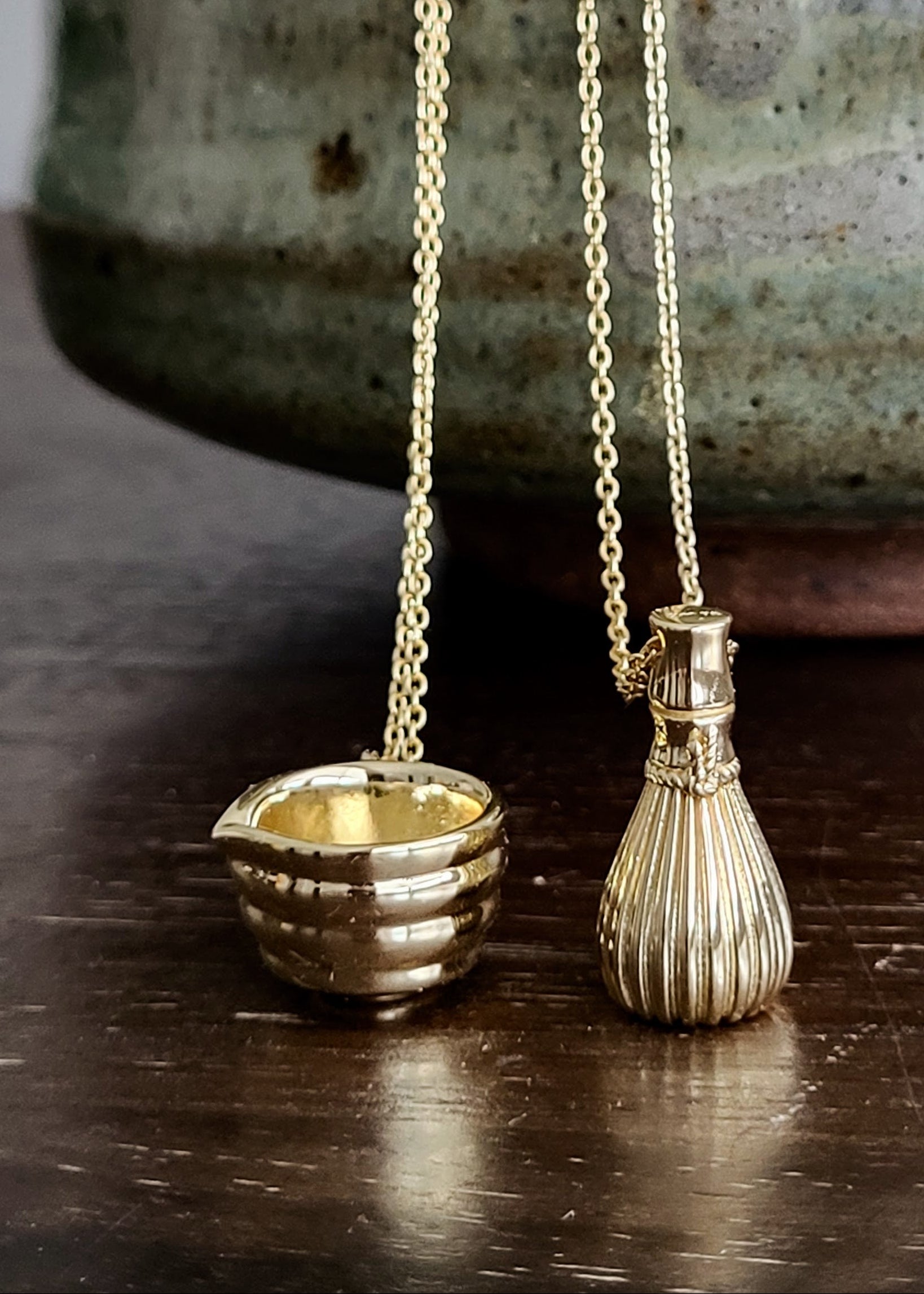 The Sui Matcha Bowl with Spout Necklace in Gold